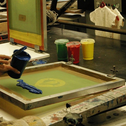 Applying ink to the silk screen